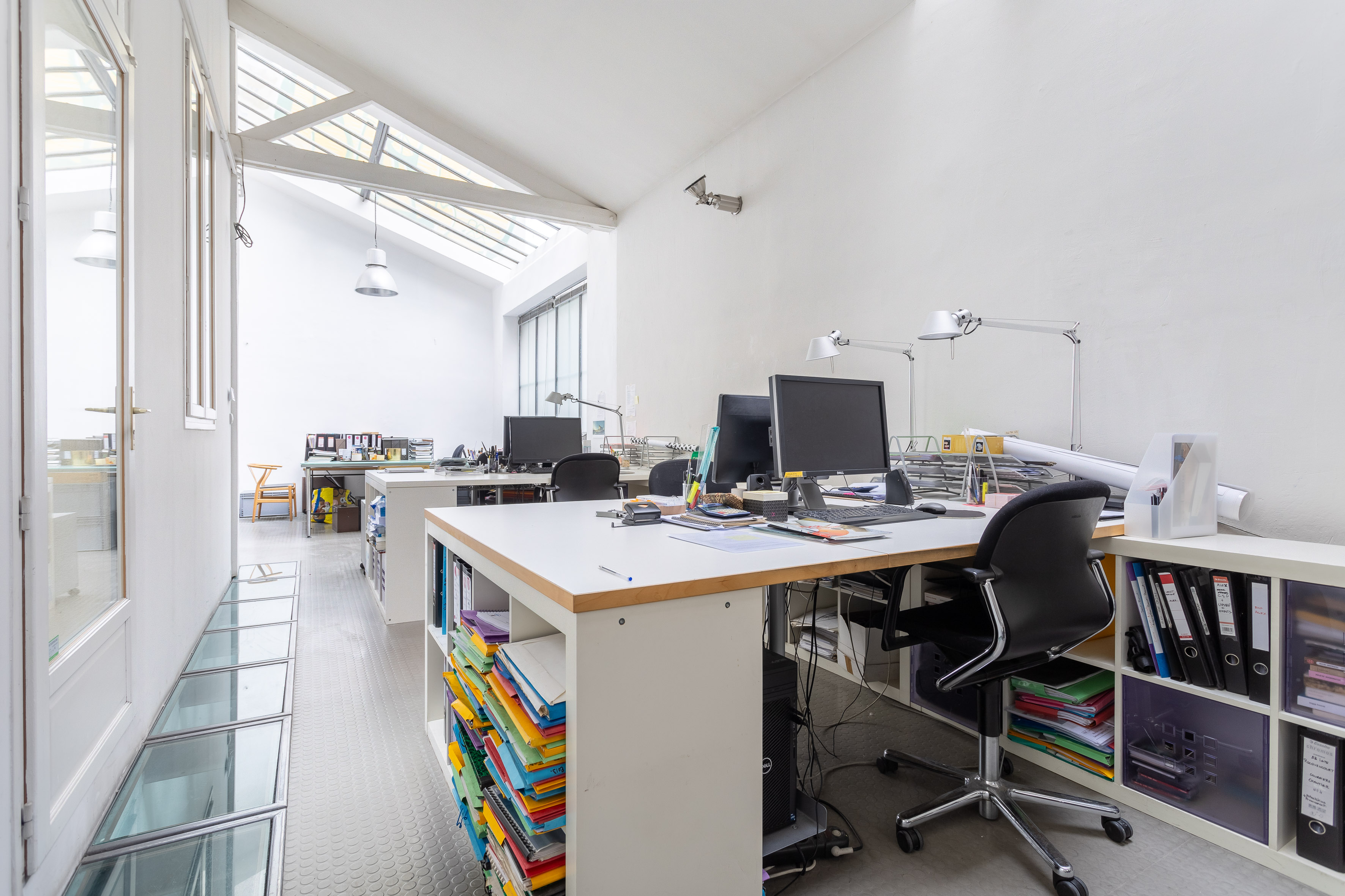 Locataires heureux en rez-de-chaussée