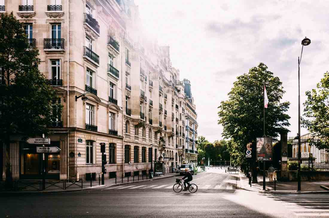 A Paris, pourquoi les immeubles haussmanniens ont-ils un balcon aux 2ème et  5ème étages ?
